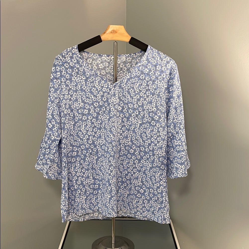 Floral Blue Women's Top v neck 3/4 flutter sleeve new large